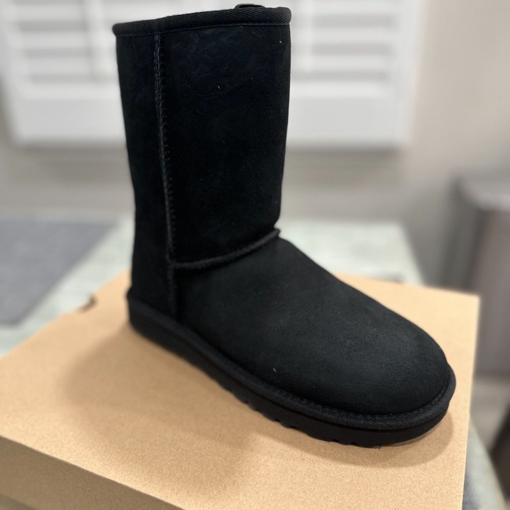 Brand New authentic Women's Classic II Short
Boots